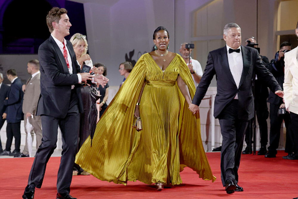 Cele mai bine îmbrăcate vedete de la Festivalul de Film de la Veneția. Ținutele cu care au strălucit pe covorul roșu. FOTO - Imaginea 38