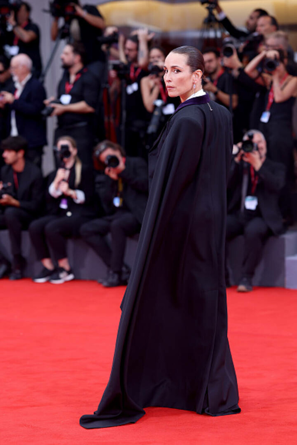 Cele mai bine îmbrăcate vedete de la Festivalul de Film de la Veneția. Ținutele cu care au strălucit pe covorul roșu. FOTO - Imaginea 39