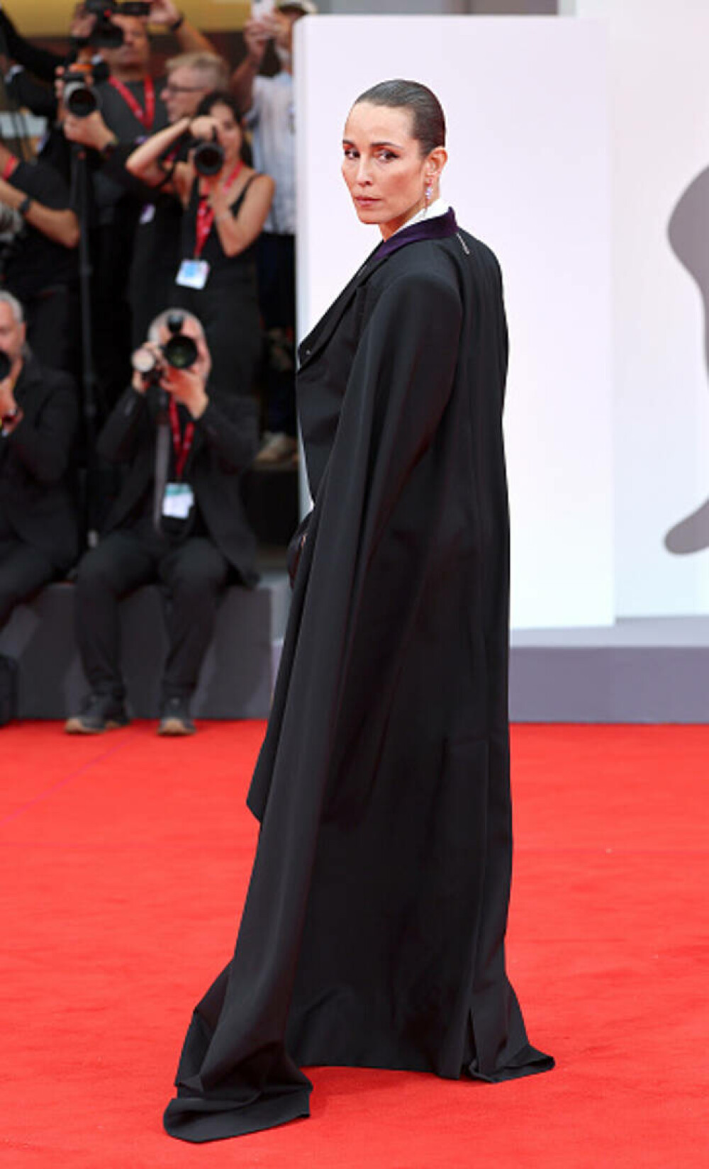 Cele mai bine îmbrăcate vedete de la Festivalul de Film de la Veneția. Ținutele cu care au strălucit pe covorul roșu. FOTO - Imaginea 40