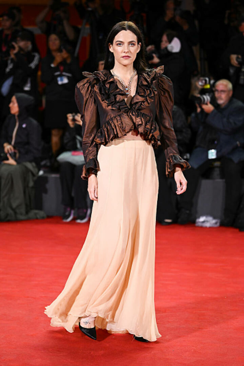 Cele mai bine îmbrăcate vedete de la Festivalul de Film de la Veneția. Ținutele cu care au strălucit pe covorul roșu. FOTO - Imaginea 50