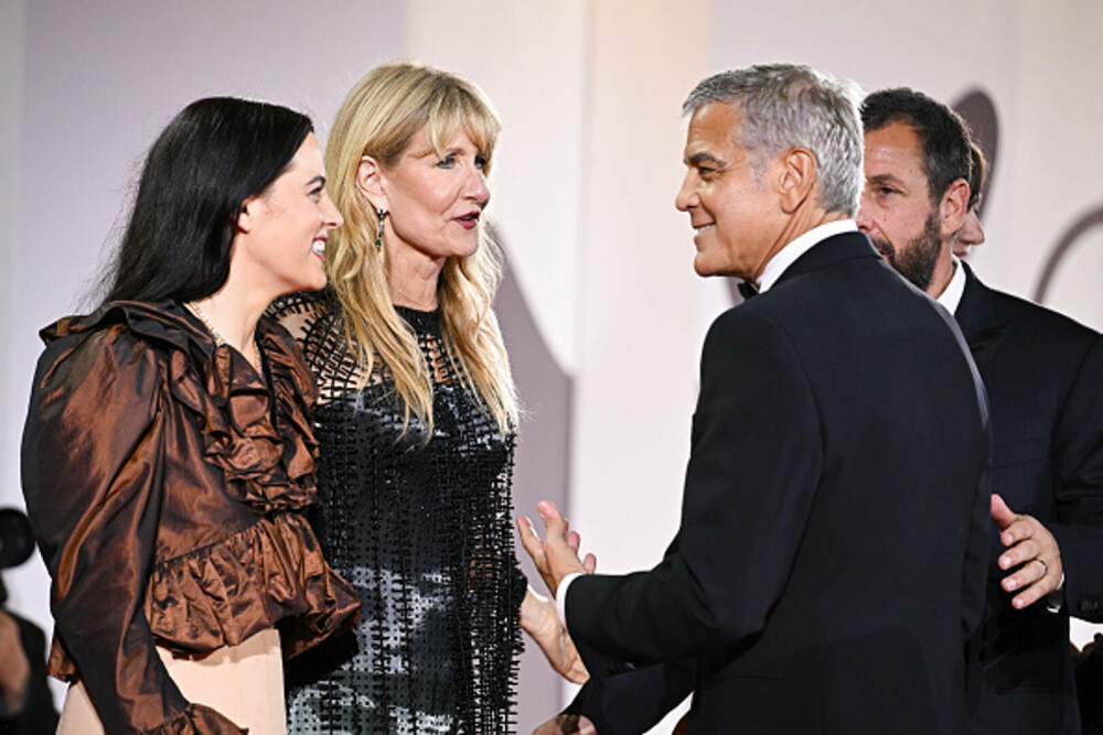 Cele mai bine îmbrăcate vedete de la Festivalul de Film de la Veneția. Ținutele cu care au strălucit pe covorul roșu. FOTO - Imaginea 54