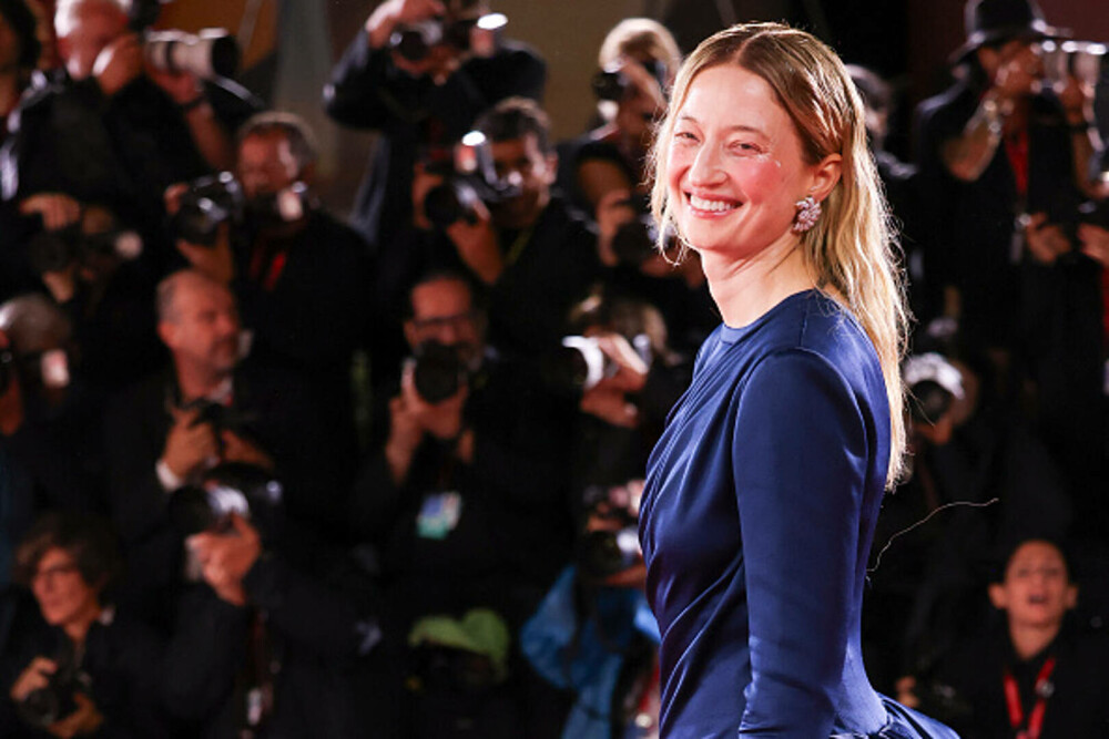 Cele mai bine îmbrăcate vedete de la Festivalul de Film de la Veneția. Ținutele cu care au strălucit pe covorul roșu. FOTO - Imaginea 56