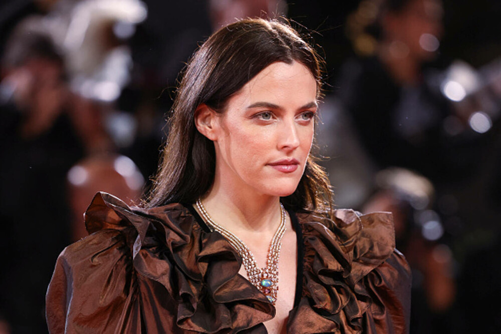 Cele mai bine îmbrăcate vedete de la Festivalul de Film de la Veneția. Ținutele cu care au strălucit pe covorul roșu. FOTO - Imaginea 64