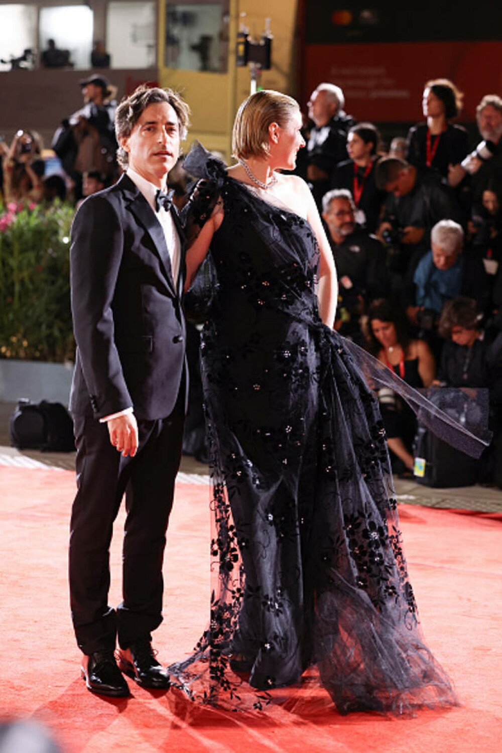 Cele mai bine îmbrăcate vedete de la Festivalul de Film de la Veneția. Ținutele cu care au strălucit pe covorul roșu. FOTO - Imaginea 67