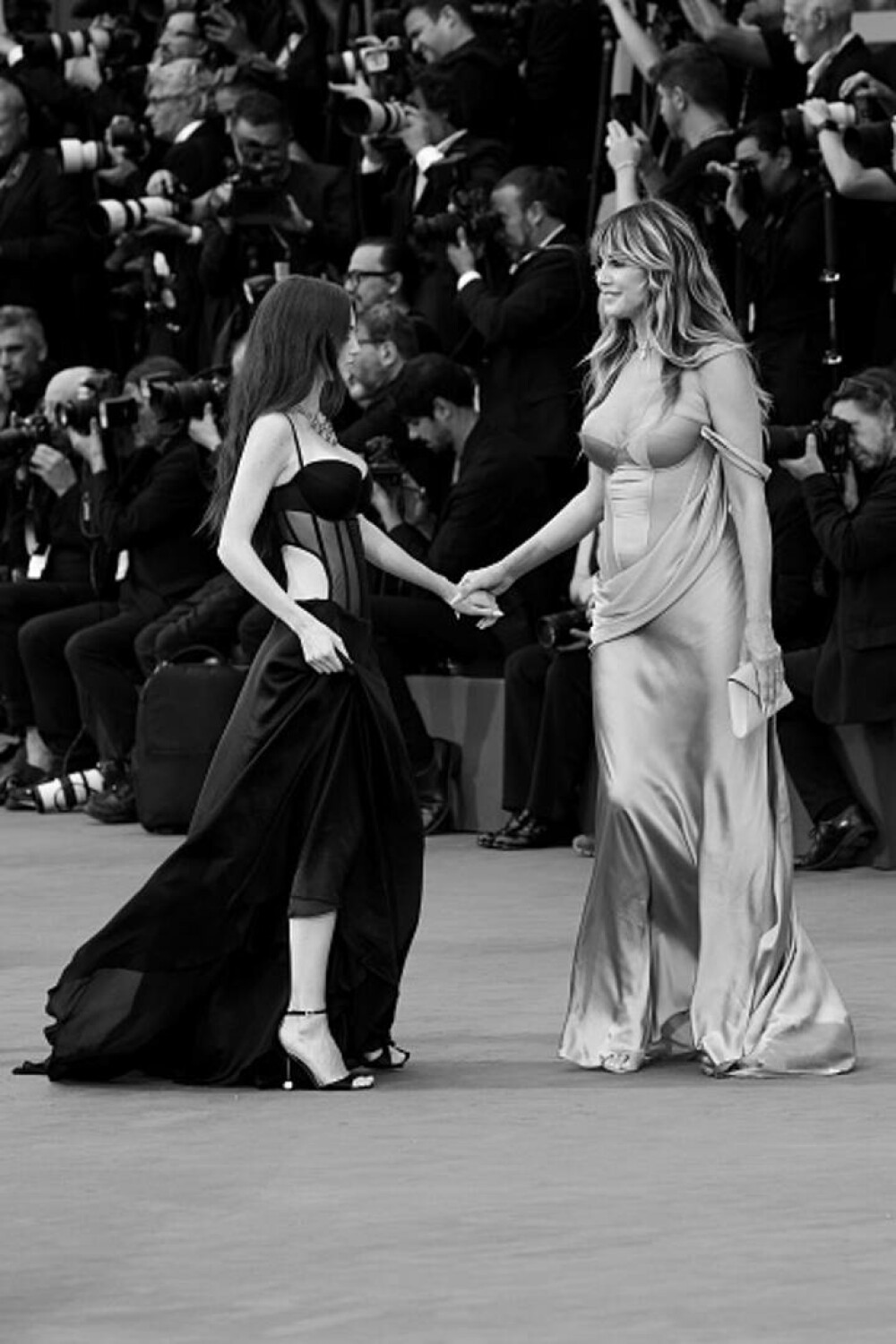 Heidi Klum și fiica sa cea mare, apariție spectaculoasă la Veneția. Ținutele rafinate cu care au defilat pe covorul roșu FOTO - Imaginea 12