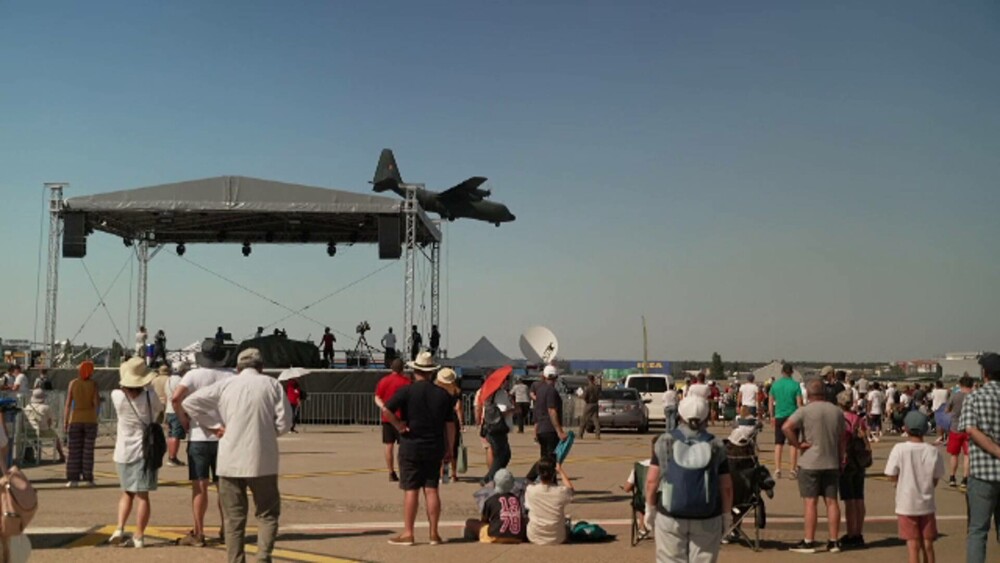 Spectacol de neuitat la BIAS 2025. Omul care tratează aeronava F-16 ca pe „o prințesă”: Necesită mai mult tratament - Imaginea 2