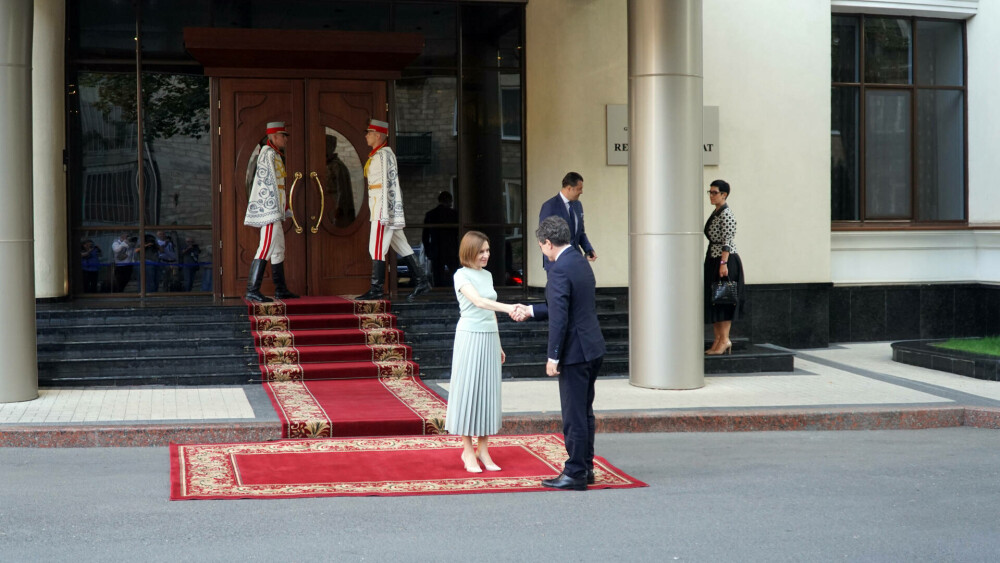 Nicușor Dan, primit la Chișinău de Maia Sandu. Cei doi președinți participă la evenimentele dedicate Zilei Limbii Române - Imaginea 2