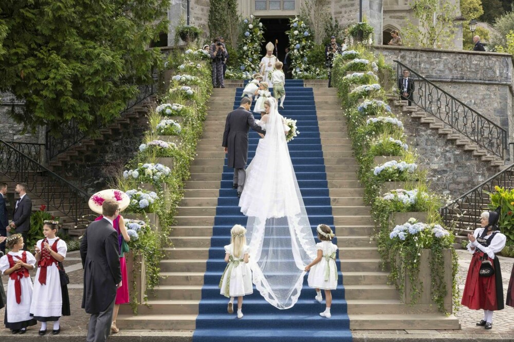 „Cea mai bogată prințesă din Europa” s-a căsătorit. Rochia spectaculoasă purtată de Marie Caroline de Liechtenstein. FOTO - Imaginea 2