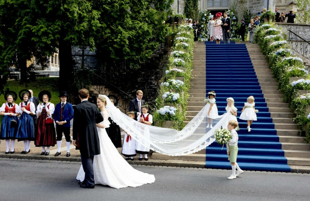 „Cea mai bogată prințesă din Europa” s-a căsătorit. Rochia spectaculoasă purtată de Marie Caroline de Liechtenstein. FOTO - Imaginea 6