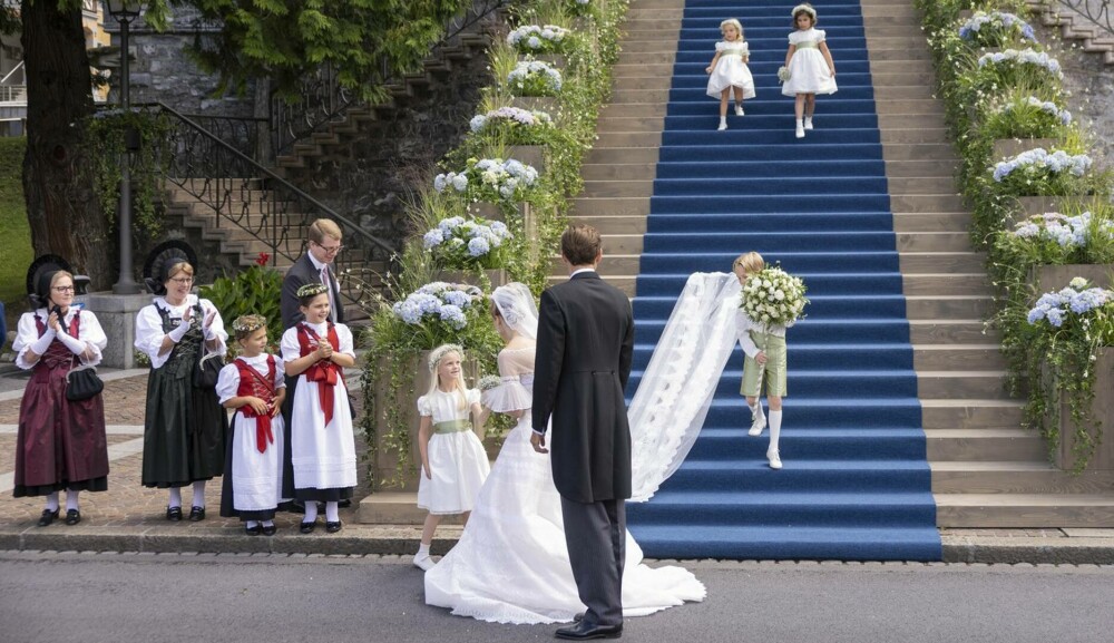 „Cea mai bogată prințesă din Europa” s-a căsătorit. Rochia spectaculoasă purtată de Marie Caroline de Liechtenstein. FOTO - Imaginea 12