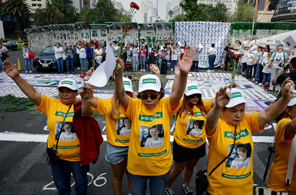 Val de proteste în Mexic. Mii de oameni au ieșit în stradă după ce 130.000 de persoane au fost date dispărute. FOTO - Imaginea 3