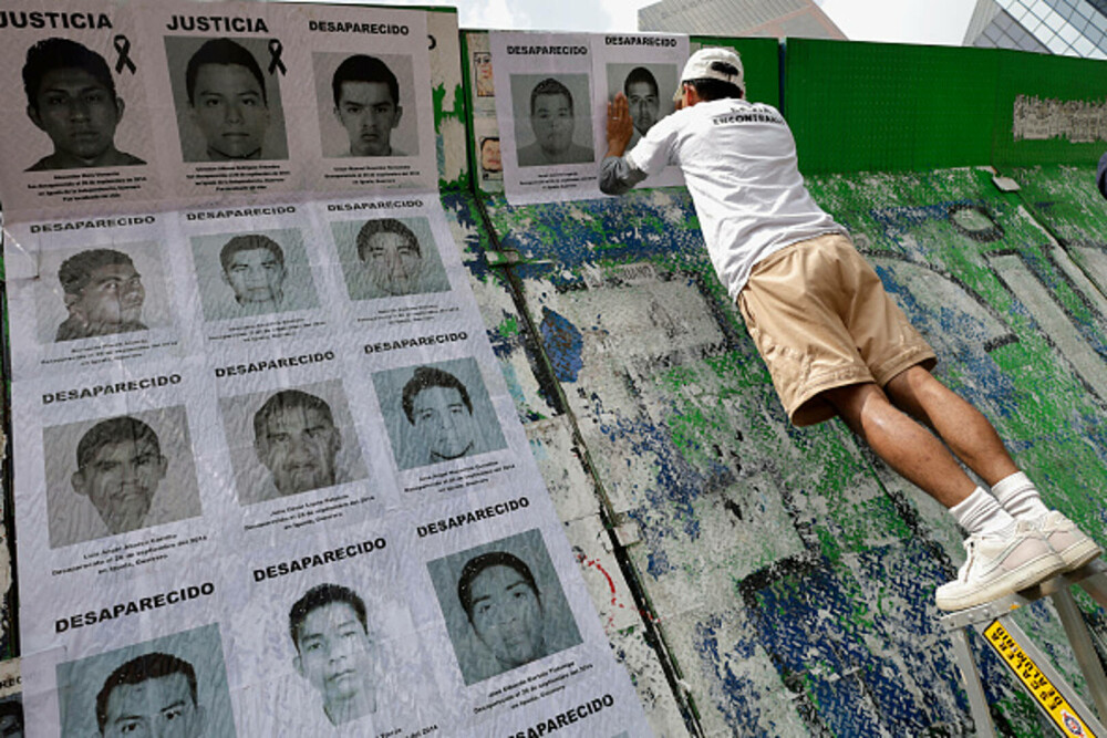 Val de proteste în Mexic. Mii de oameni au ieșit în stradă după ce 130.000 de persoane au fost date dispărute. FOTO - Imaginea 6