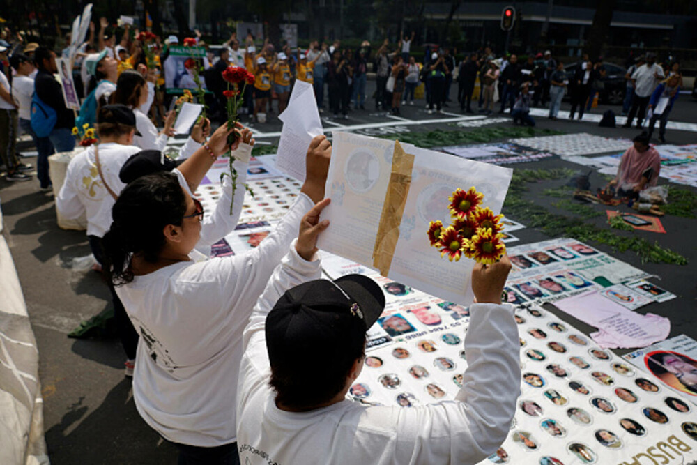 Val de proteste în Mexic. Mii de oameni au ieșit în stradă după ce 130.000 de persoane au fost date dispărute. FOTO - Imaginea 7