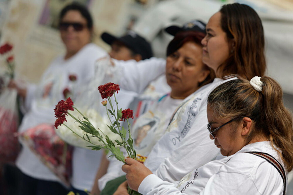 Val de proteste în Mexic. Mii de oameni au ieșit în stradă după ce 130.000 de persoane au fost date dispărute. FOTO - Imaginea 9