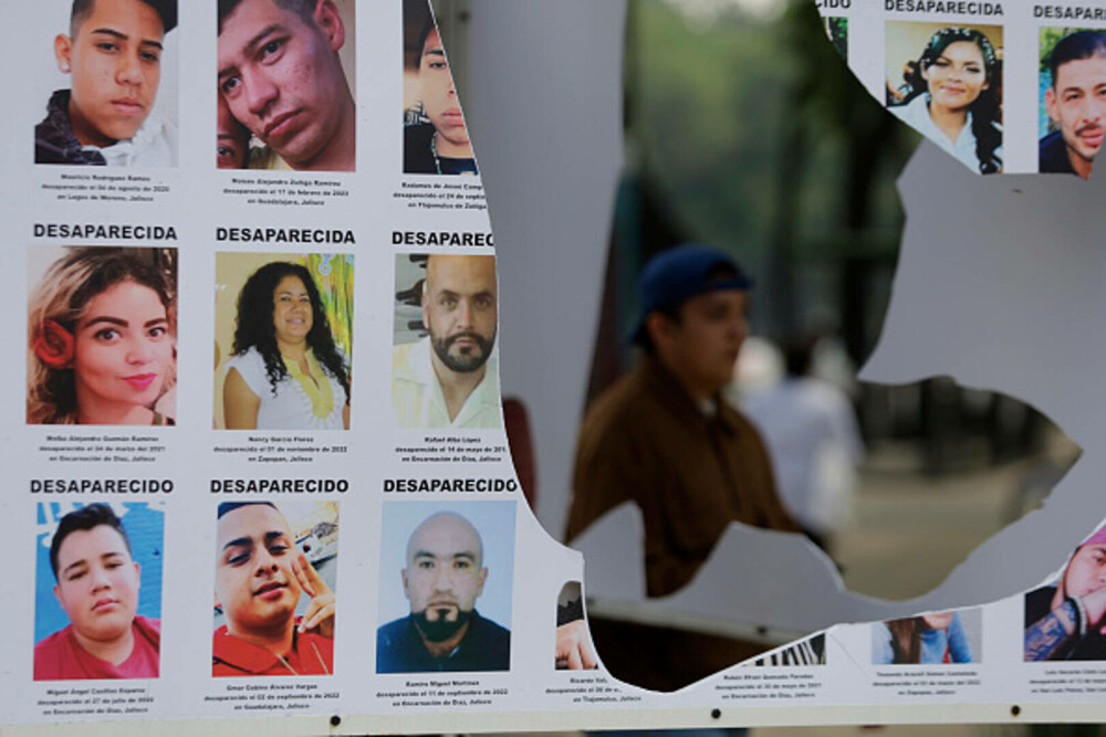 Val de proteste în Mexic. Mii de oameni au ieșit în stradă după ce 130.000 de persoane au fost date dispărute. FOTO - Imaginea 10