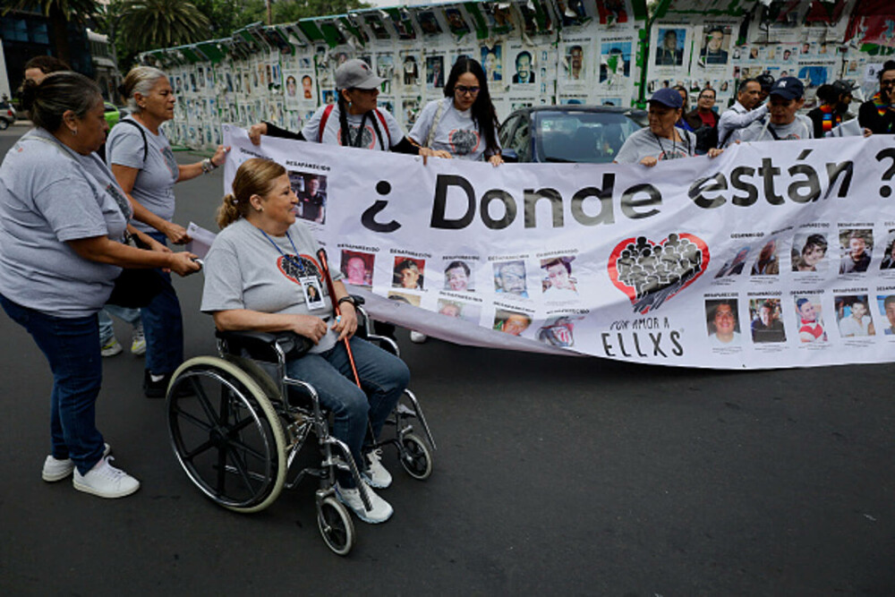 Val de proteste în Mexic. Mii de oameni au ieșit în stradă după ce 130.000 de persoane au fost date dispărute. FOTO - Imaginea 12