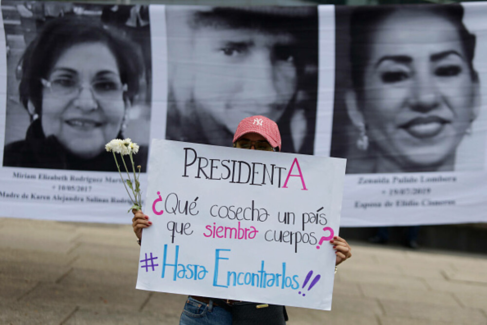 Val de proteste în Mexic. Mii de oameni au ieșit în stradă după ce 130.000 de persoane au fost date dispărute. FOTO - Imaginea 13