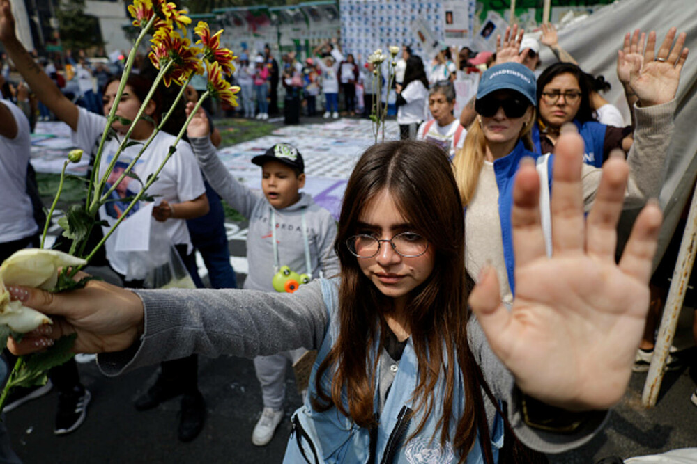 Val de proteste în Mexic. Mii de oameni au ieșit în stradă după ce 130.000 de persoane au fost date dispărute. FOTO - Imaginea 14