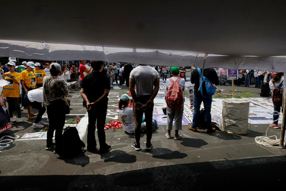 Val de proteste în Mexic. Mii de oameni au ieșit în stradă după ce 130.000 de persoane au fost date dispărute. FOTO - Imaginea 15