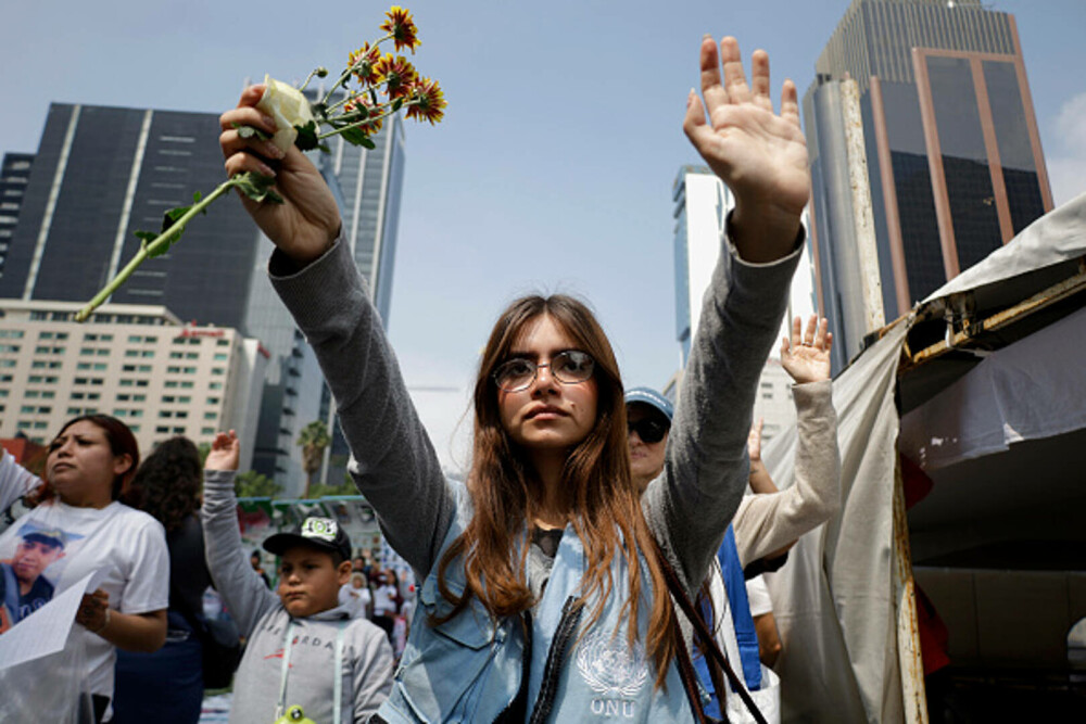 Val de proteste în Mexic. Mii de oameni au ieșit în stradă după ce 130.000 de persoane au fost date dispărute. FOTO - Imaginea 16