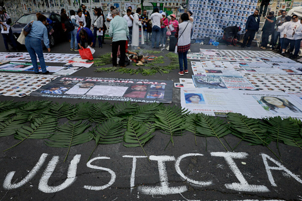 Val de proteste în Mexic. Mii de oameni au ieșit în stradă după ce 130.000 de persoane au fost date dispărute. FOTO - Imaginea 17