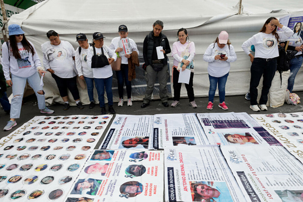 Val de proteste în Mexic. Mii de oameni au ieșit în stradă după ce 130.000 de persoane au fost date dispărute. FOTO - Imaginea 19
