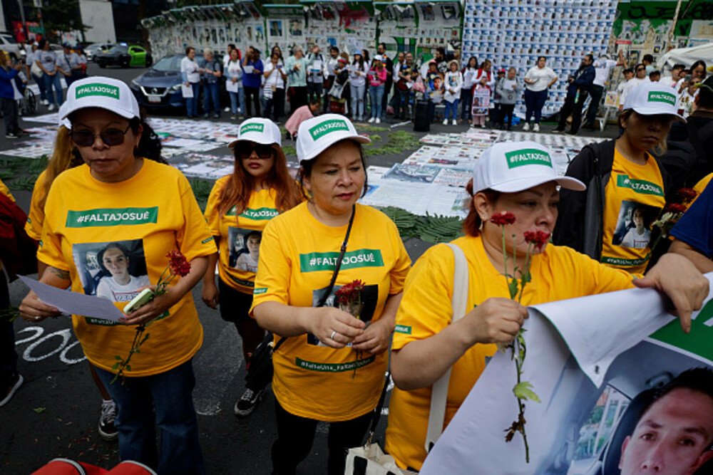 Val de proteste în Mexic. Mii de oameni au ieșit în stradă după ce 130.000 de persoane au fost date dispărute. FOTO - Imaginea 20