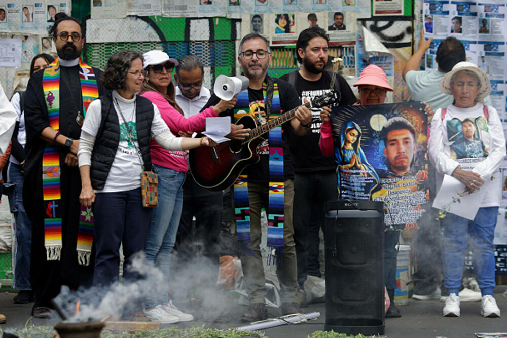 Val de proteste în Mexic. Mii de oameni au ieșit în stradă după ce 130.000 de persoane au fost date dispărute. FOTO - Imaginea 22