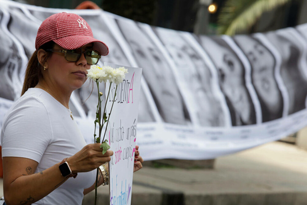 Val de proteste în Mexic. Mii de oameni au ieșit în stradă după ce 130.000 de persoane au fost date dispărute. FOTO - Imaginea 23