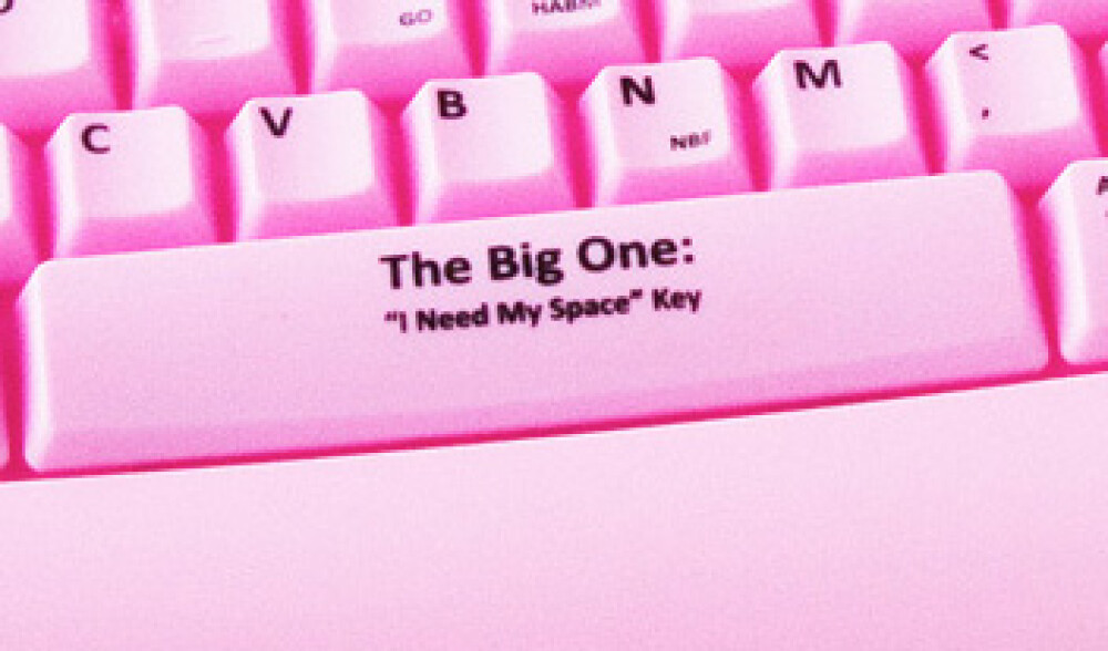 Ultima fita! Tastatura roz pentru calculator! - Imaginea 1
