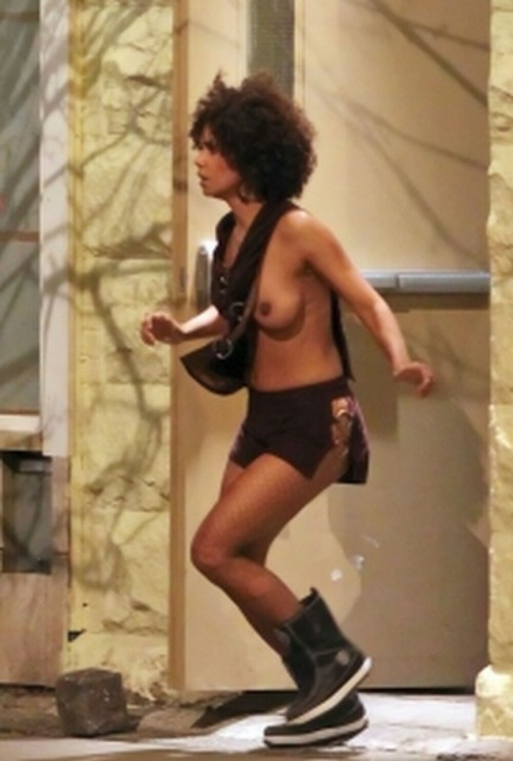 Halle Berry alearga topless la filmari - Imaginea 3