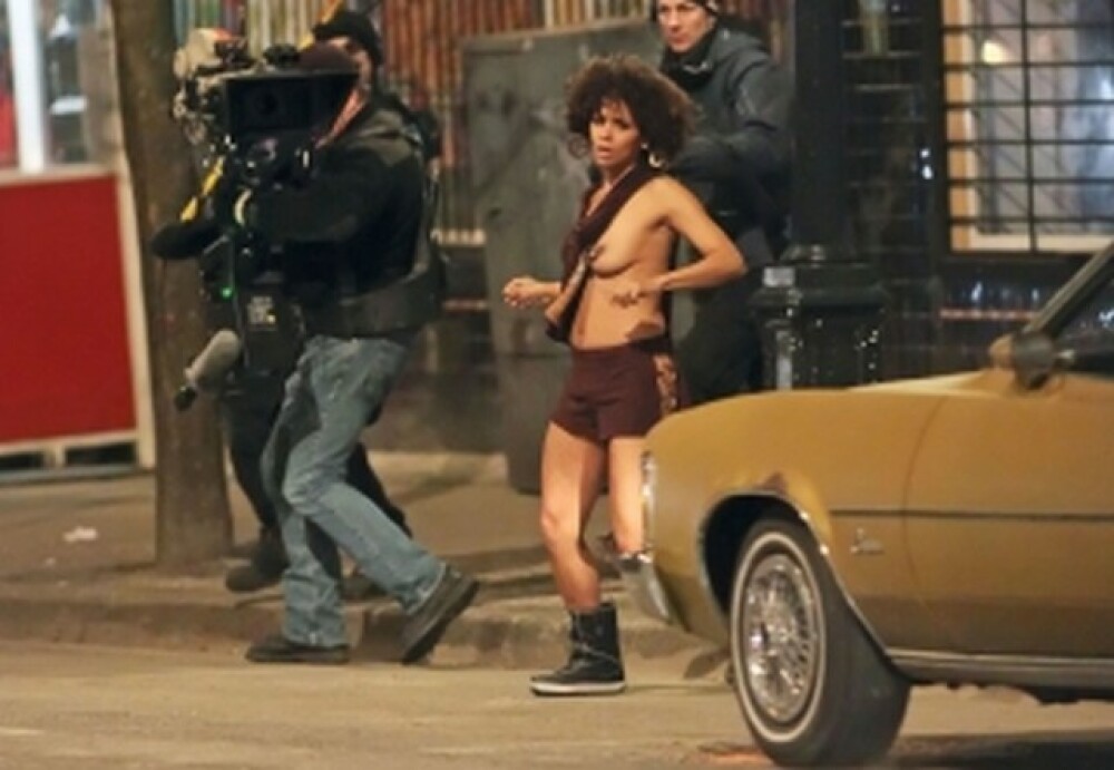 Halle Berry alearga topless la filmari - Imaginea 1
