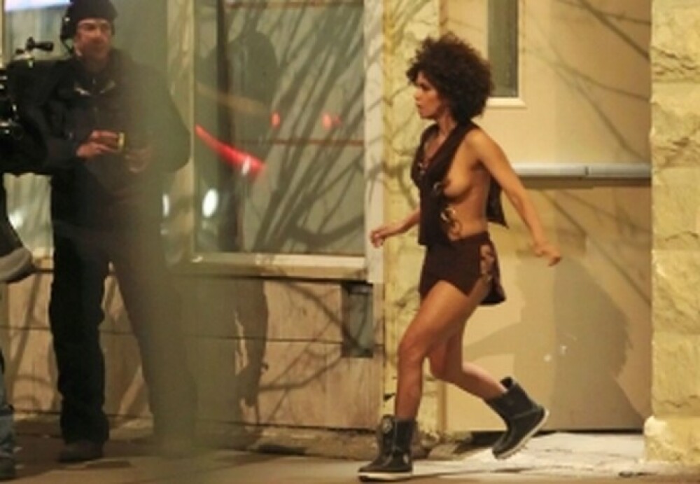 Halle Berry alearga topless la filmari - Imaginea 2