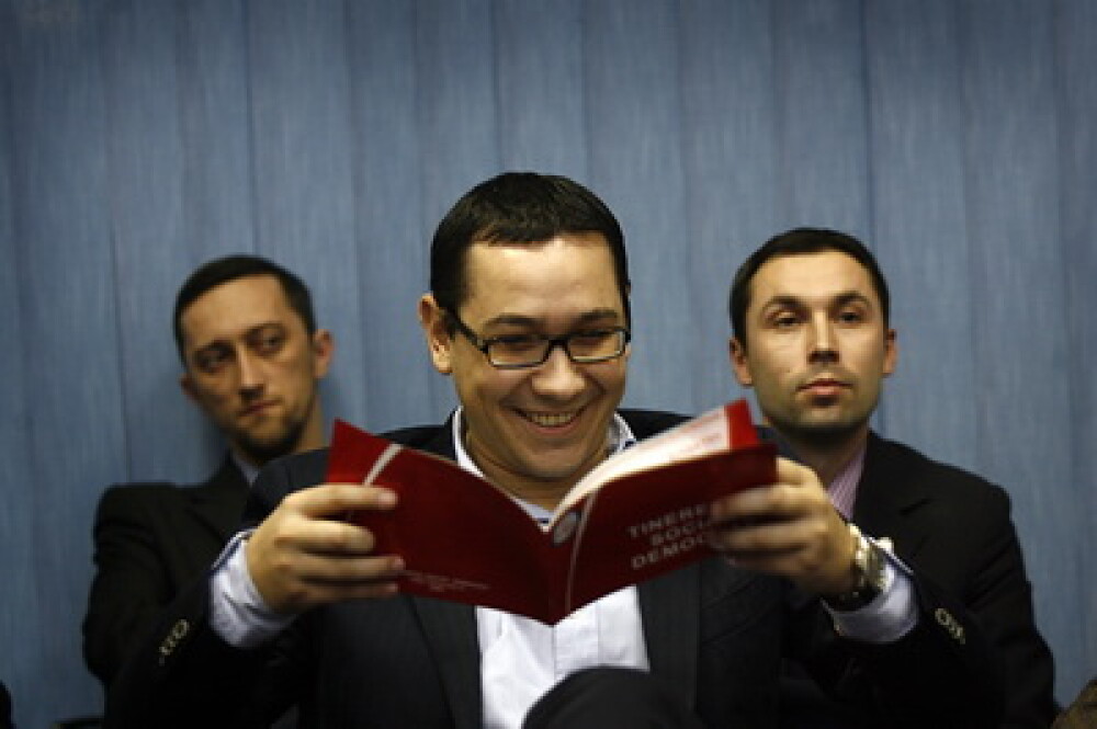 AFP: Victor Ponta, noul premier desemnat, este un lup tanar al politicii - Imaginea 13