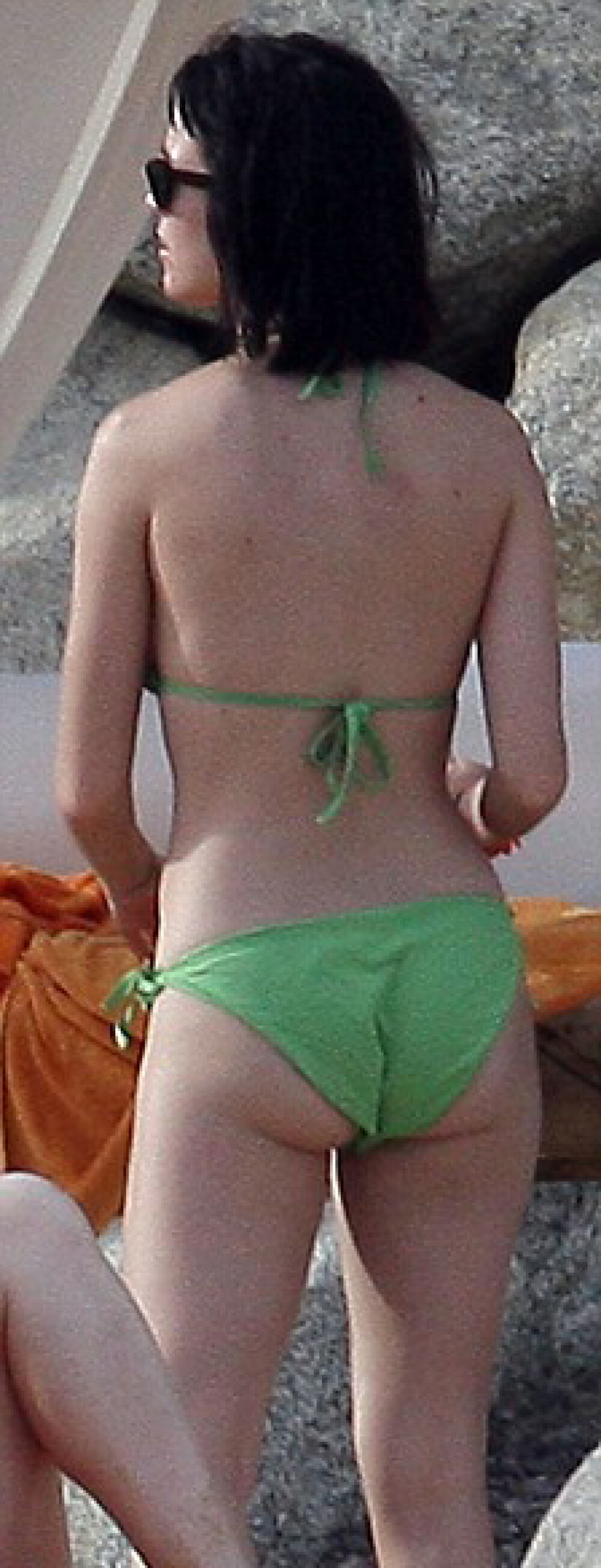 Katy Perry isi arata formele pe plaja - Imaginea 3