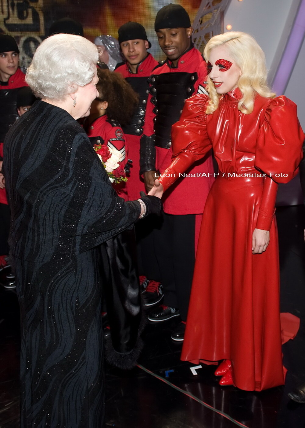 Regina Marii Britanii, incantata de Lady GaGa! - Imaginea 2