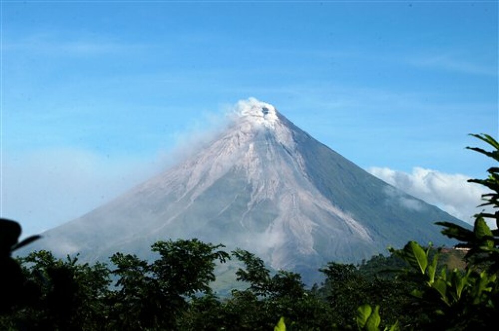 Alerta in Filipine! Vezi in imagini eruptia vulcanului Mayon - Imaginea 2