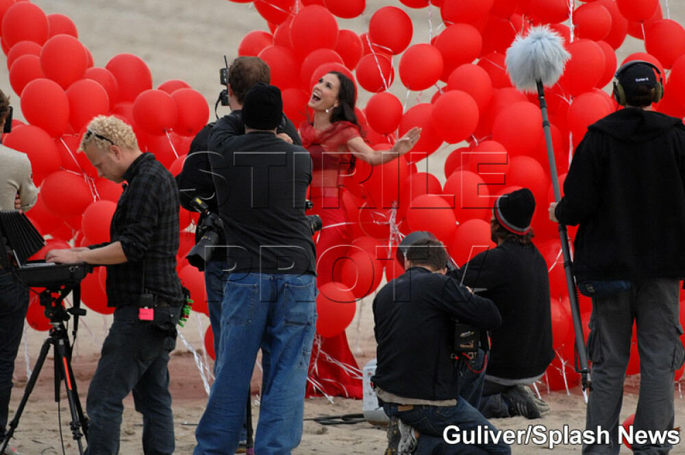 Demi Moore prefera baloanele rosii si girafele - Imaginea 2