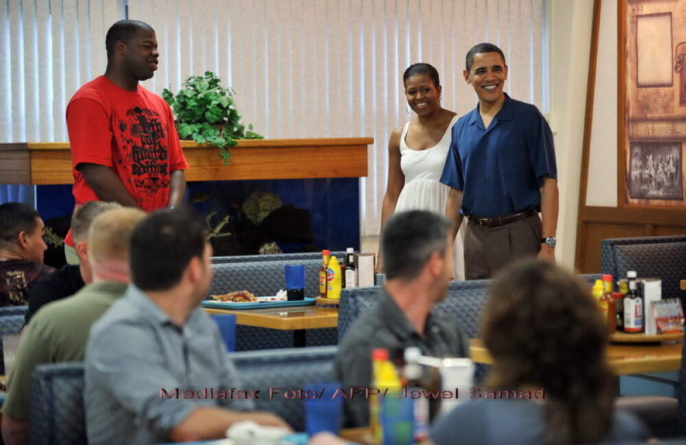 Michelle si Barack Obama, Craciun in Hawaii alaturi de soldatii americani - Imaginea 1