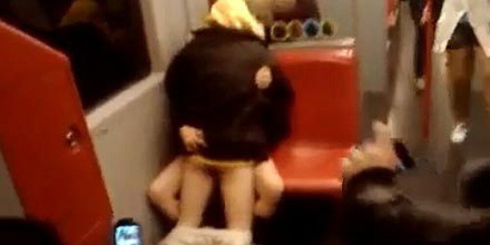Indecenta totala! Fac sex in metrou, in vazul calatorilor! VIDEO - Imaginea 1
