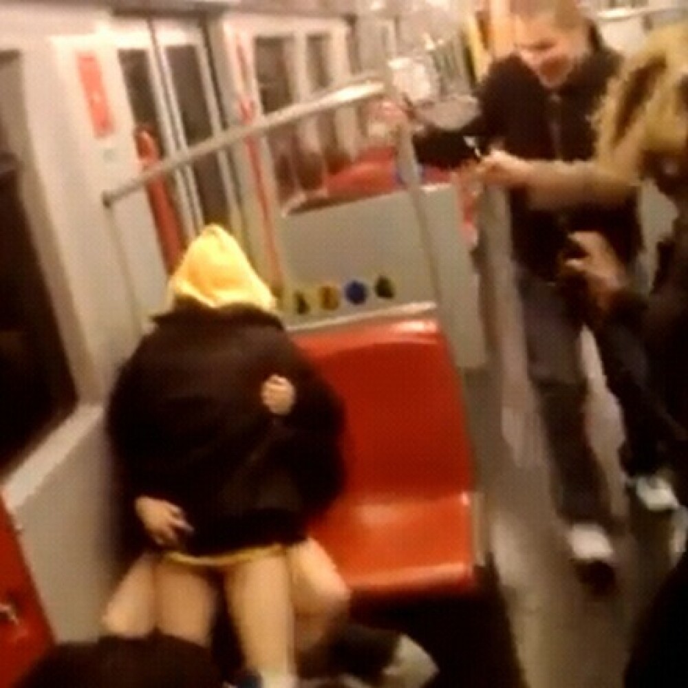 Indecenta totala! Fac sex in metrou, in vazul calatorilor! VIDEO - Imaginea 2