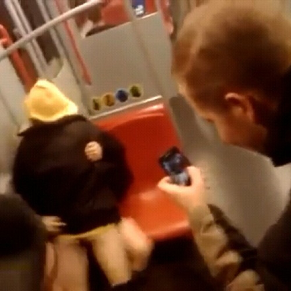 Indecenta totala! Fac sex in metrou, in vazul calatorilor! VIDEO - Imaginea 4