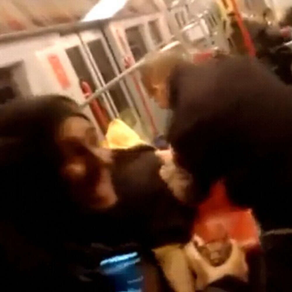 Indecenta totala! Fac sex in metrou, in vazul calatorilor! VIDEO - Imaginea 6
