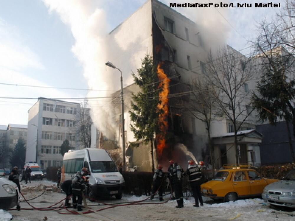 Explozie puternica intr-un bloc din Bacau. O persoana este in stare grava - Imaginea 1