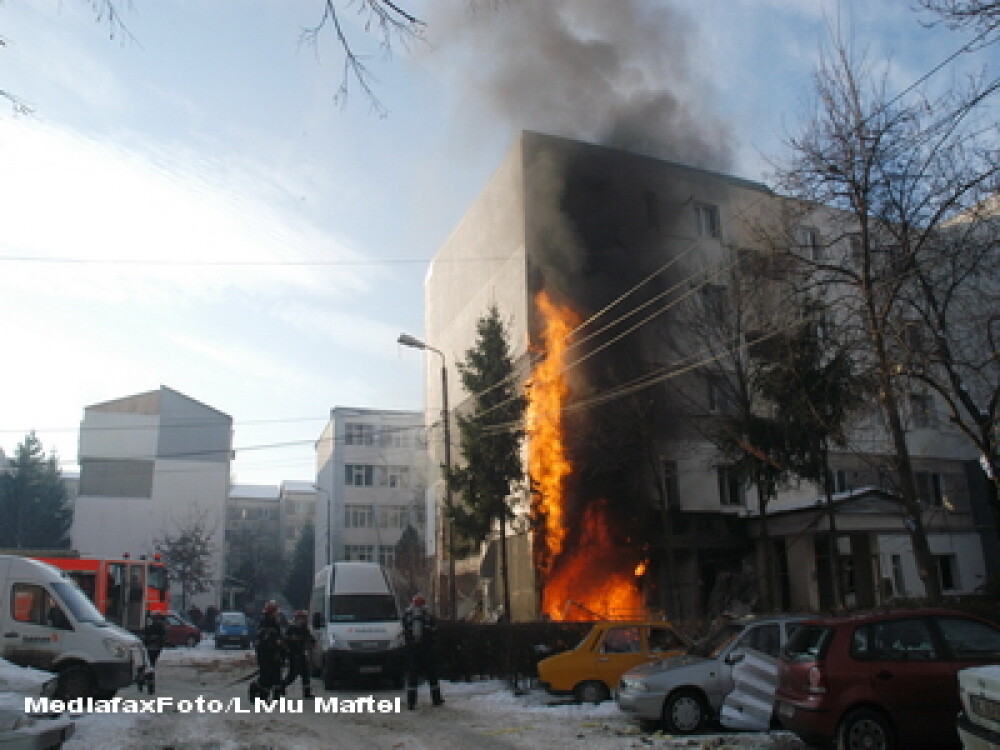 Explozie puternica intr-un bloc din Bacau. O persoana este in stare grava - Imaginea 4