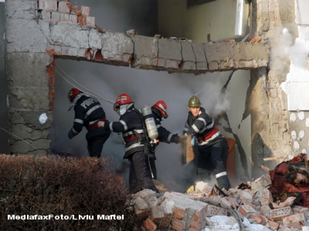 Explozie puternica intr-un bloc din Bacau. O persoana este in stare grava - Imaginea 5