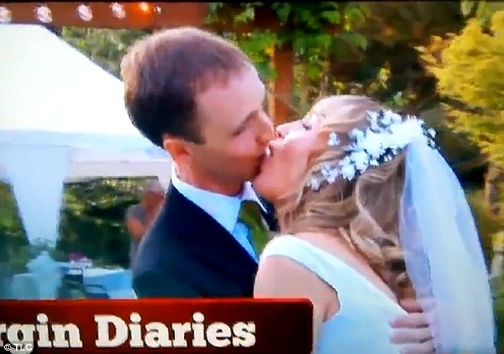 Cum a fost prima noapte de iubire a cuplului devenit celebru dupa cel mai jenant sarut. VIDEO - Imaginea 2