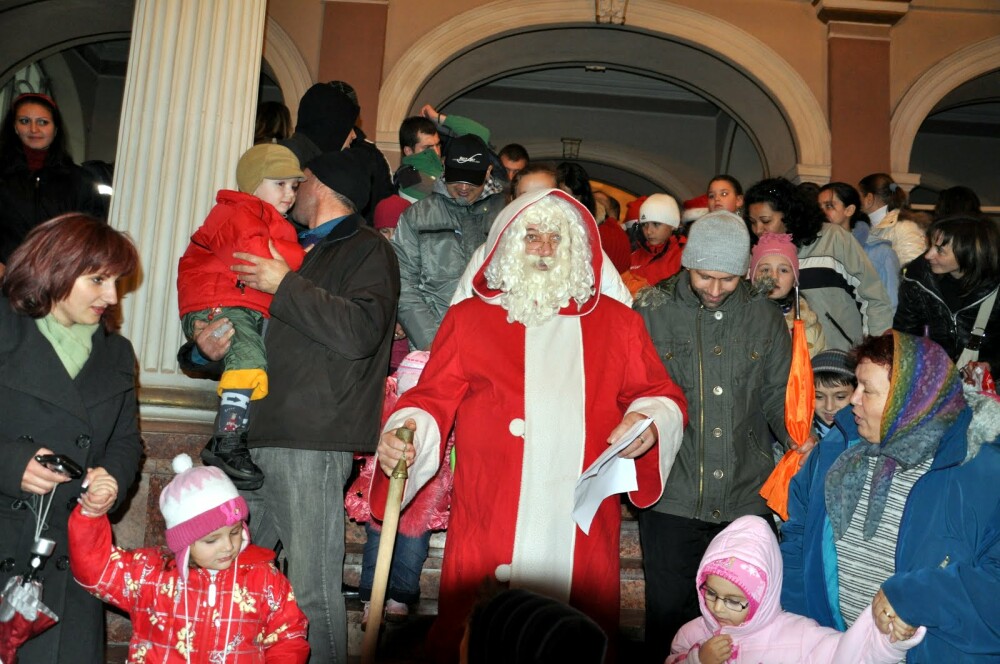 La Arad a plouat si a nins in acelasi timp la aprinderea luminilor din bradul de Craciun - Imaginea 2