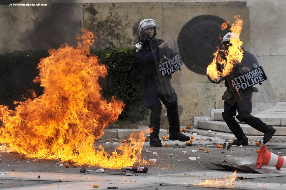 Din nou anarhie in Atena. Bataie intre politisti si protestatari cu pietre si cocktailuri Molotov - Imaginea 1