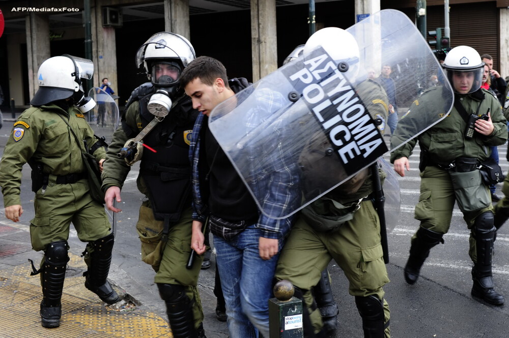 Din nou anarhie in Atena. Bataie intre politisti si protestatari cu pietre si cocktailuri Molotov - Imaginea 2
